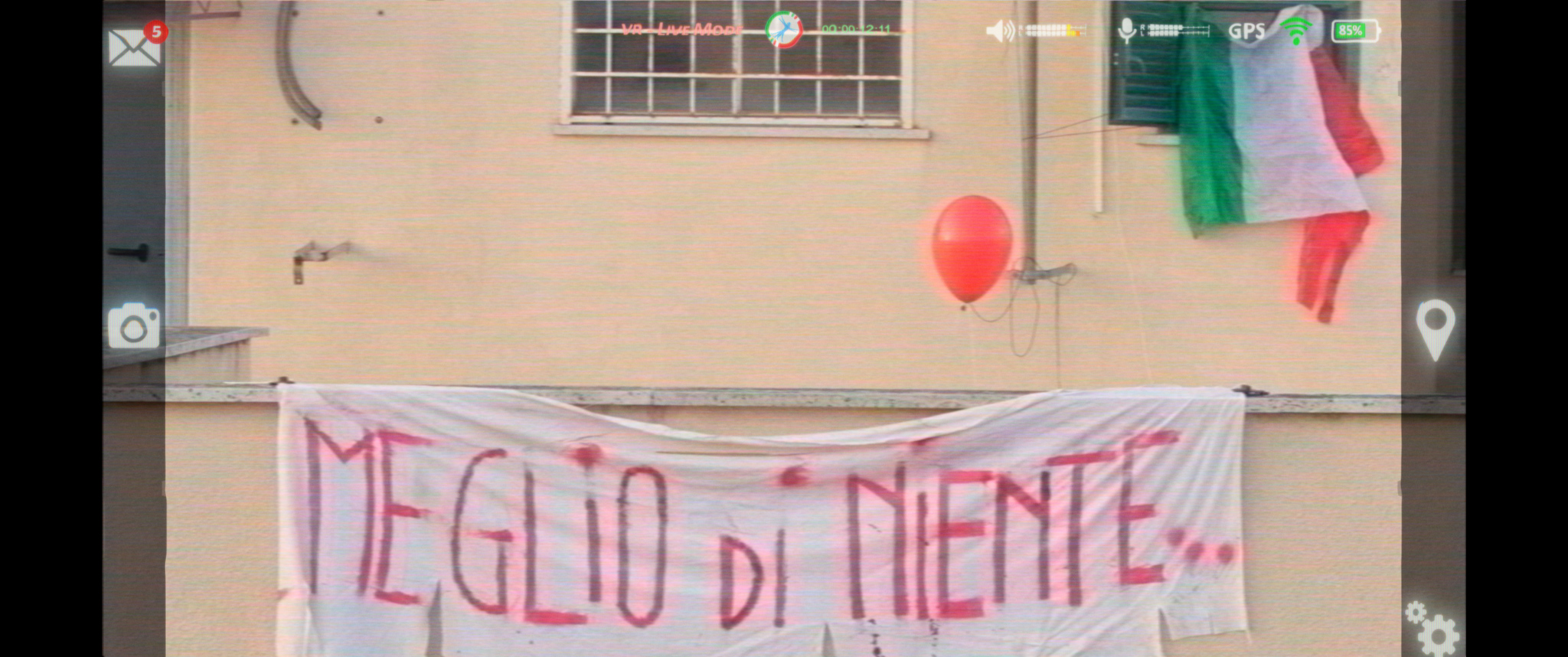IO NON MI FERMO still: 03 Tetti Palloncino.