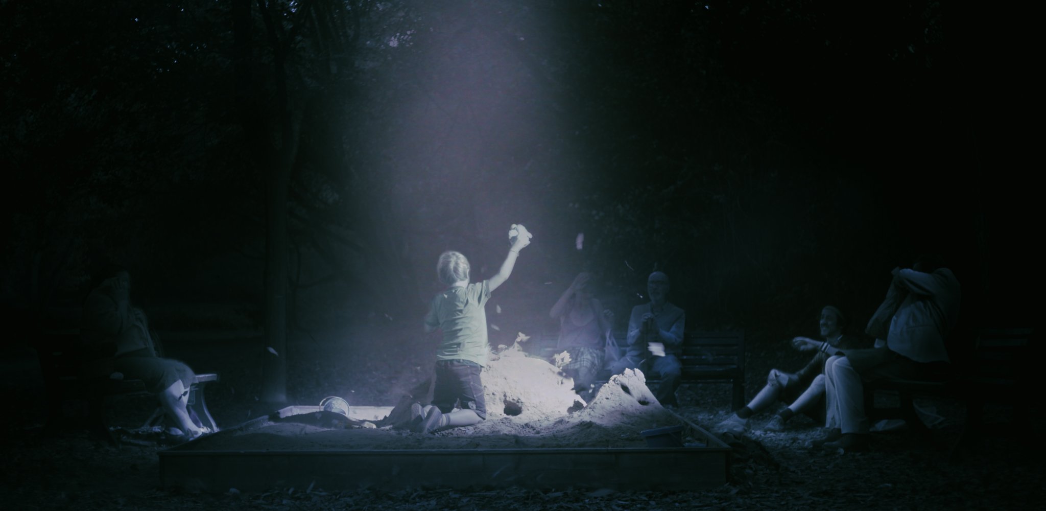 ISACCO still: Raggio luce.