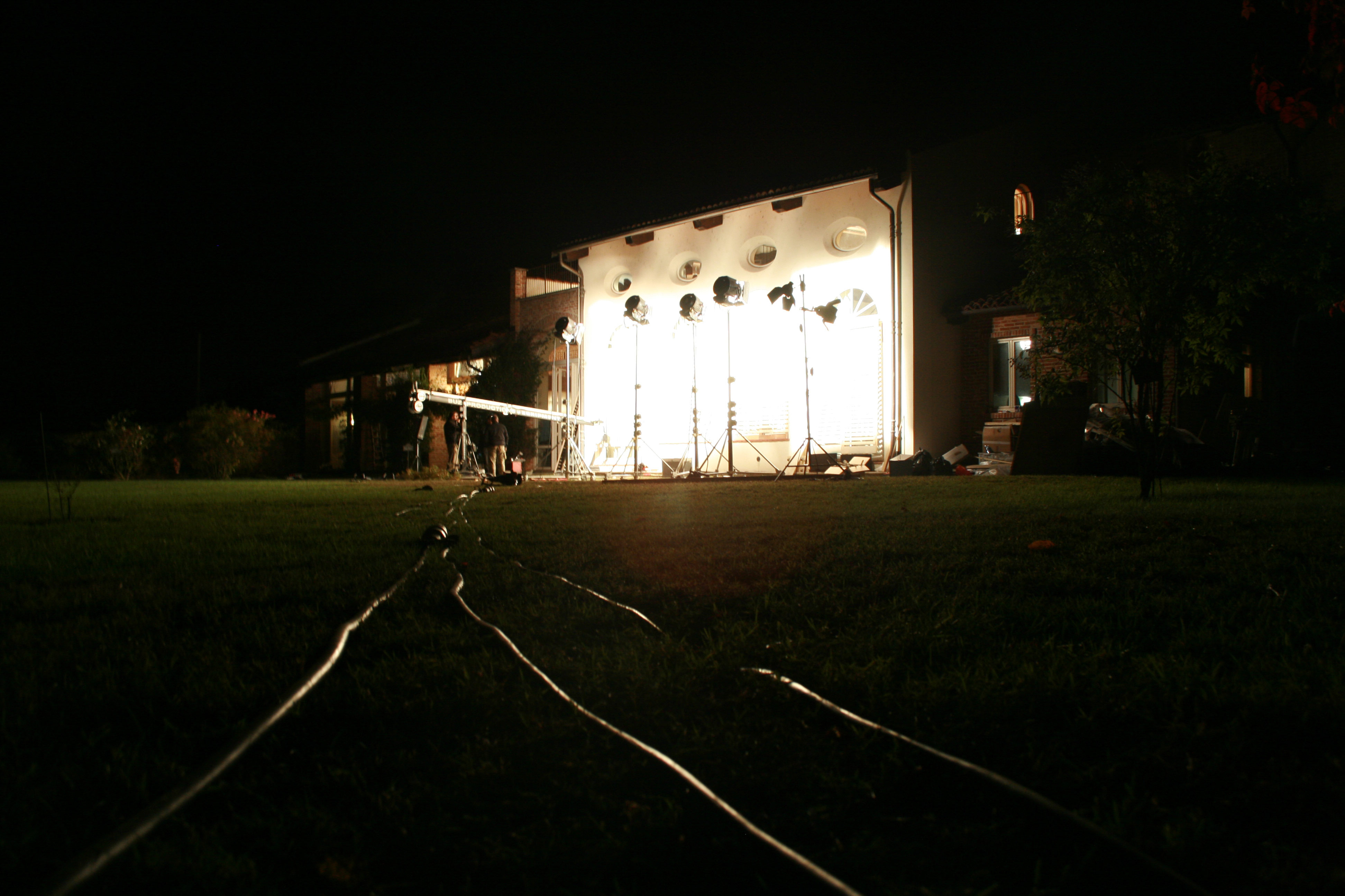 L'AMORE CI DIVIDERÀ behind the process image: SET Esterno Tot.