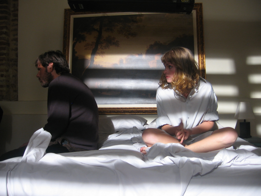 L'AMORE CI DIVIDERÀ behind the process image: SET Letto 001.