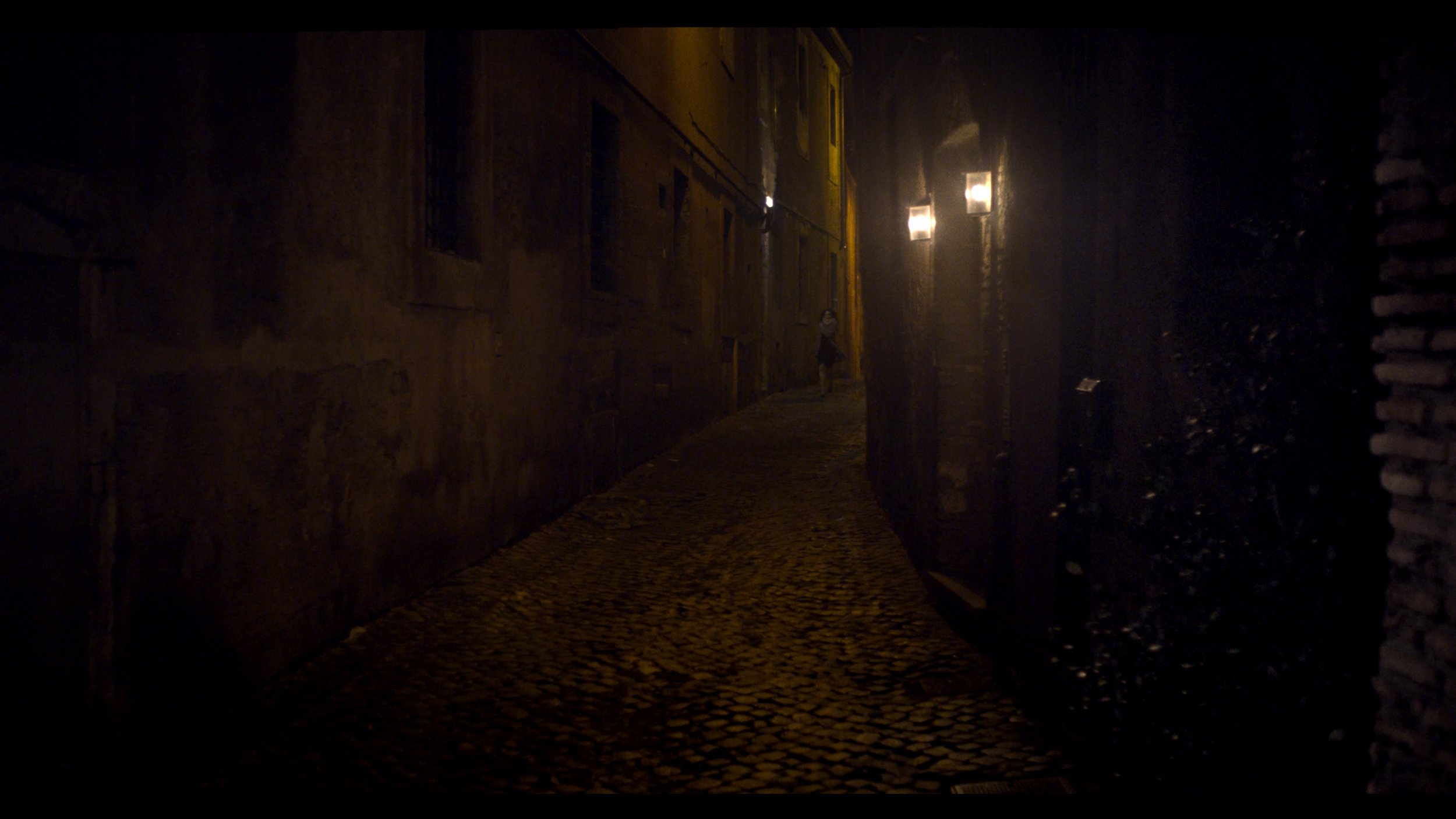 PROSERPINA still: fuga vicolo.